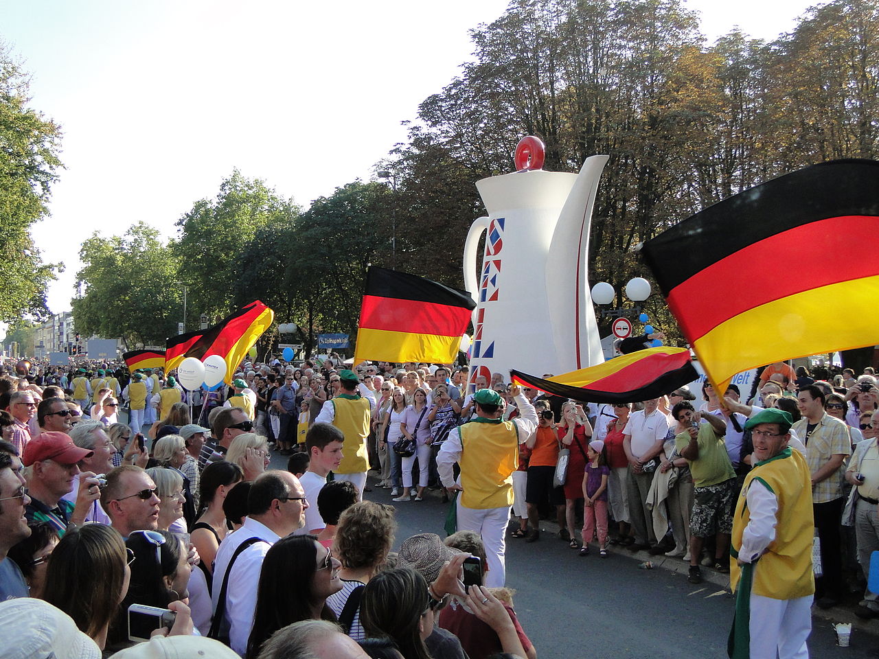 Auf dem Bild sind mehrere Menschen beim Deutschland·fest zu sehen