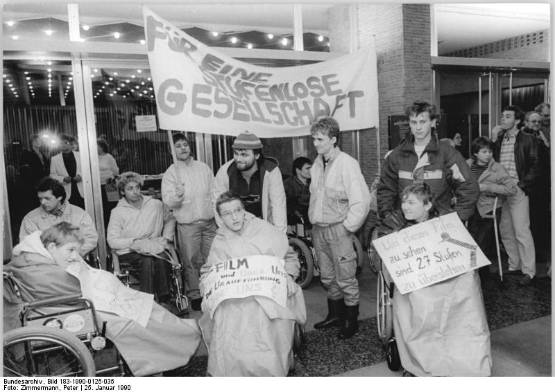File:Bundesarchiv Bild 183-1990-0125-035, Berlin, Demonstration von Behinderten.jpg