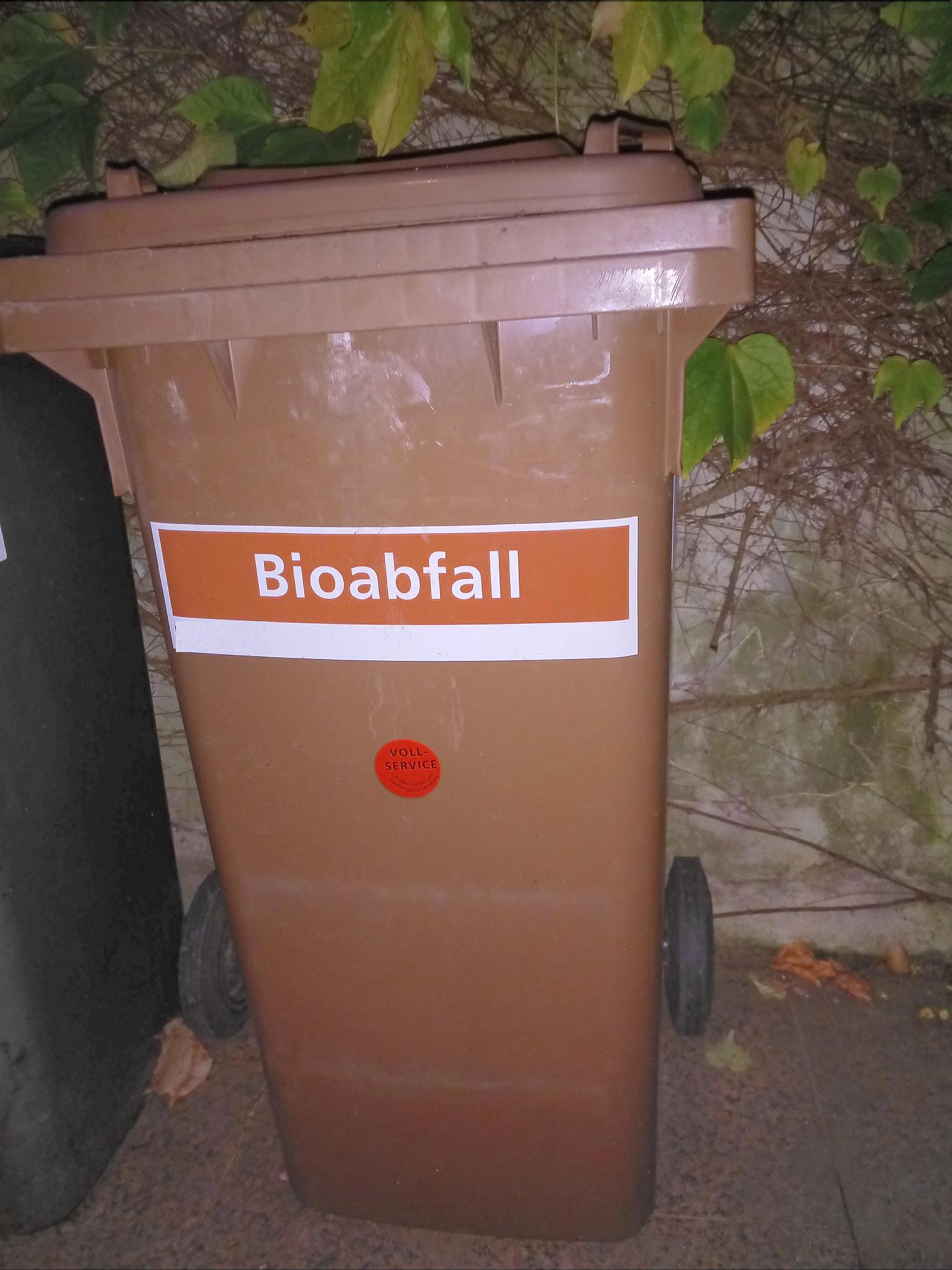 File:Bioabfall-Tonne-02.jpg