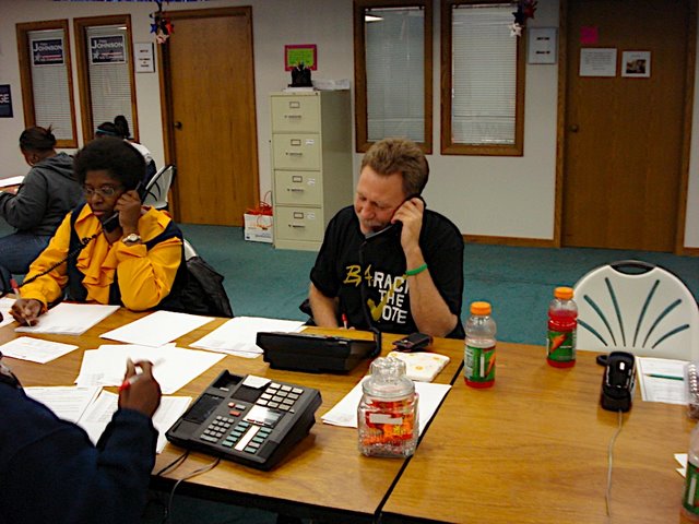 Auf dem Bild sind Mitarbeiter in einem Call·center zu sehen
