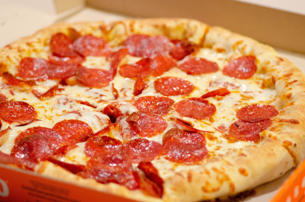File:Pizza al salame.jpg
